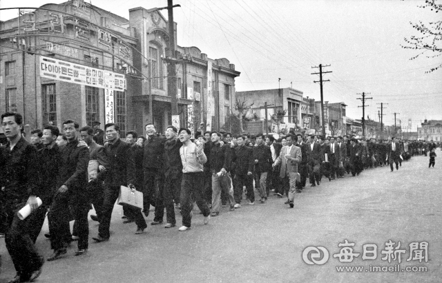 1960년 4월 19일 오후 4시쯤 경북대생들이 대구공고, 동인로타리를 지나 대구역 앞에서 대열을 지어 중앙통(로)으로 들어오고 있다. 사진=매일아카이빙센터