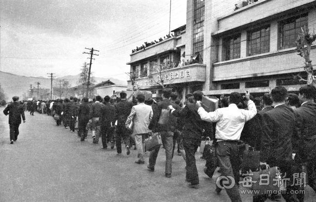 1960년 4월 19일 오후 경북대생들이 중앙통(로) 매일신문사(현 국민은행 대구지점 ) 앞에서 반월당 쪽으로 시위 행진을 벌이고 있다. 멀리 앞산이 보인다. 사진=매일아카이빙센터