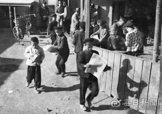 계엄령이 내려진 1960년 4월 20일 대구 남일동 매일신문사 뒷마당에서 기다리던 학생들이 막 인쇄된 가판용 신문을 들고 거리로 나서고 있다. 사진=매일아카이빙센터