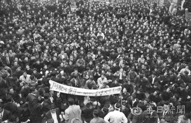 1960년 4월 19일 오후 4시 45분쯤 도청 광장(현 경상감영공원)에 집결한 경북대생들이 3·15 부정선거를 규탄하며 농성을 벌이고 있다. 사진=매일아카이빙센터