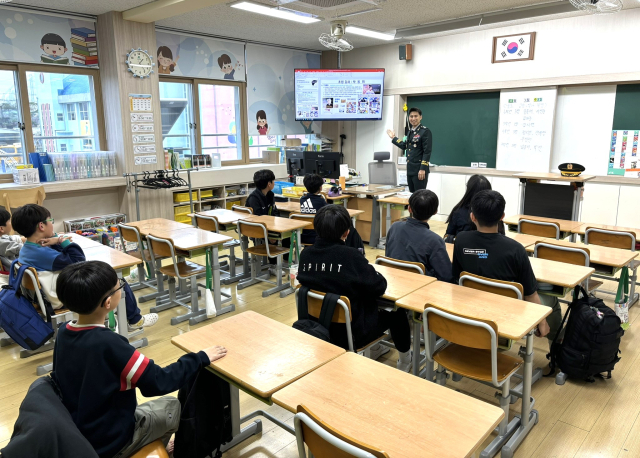 육군 3사관학교 교육기부단이 단포초 학생들을 대상으로 인문학적 소양 및 역량 함양 지원을 위한 수업을 하고 있다. 영천교육지원청 제공