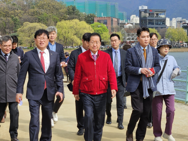 홍준표 대구시장이 4일 대구 수성못을 찾아 수상공연장 건립 예정지를 점검하고 있다. 대구시 제공