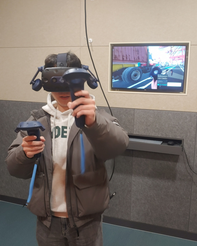 가상현실에서 안전체험 교육 중인 근로자. [사진=BPA]