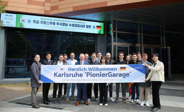독일 카를스루에(Karlsruhe)시 부시장과 카를스루에 공과대학교(Karlsruhe Institute of Technology) 학생 12명은 4일 대구 수성구 알파시티를 방문하고 기념 촬영하고 있다. 수성구청 제공
