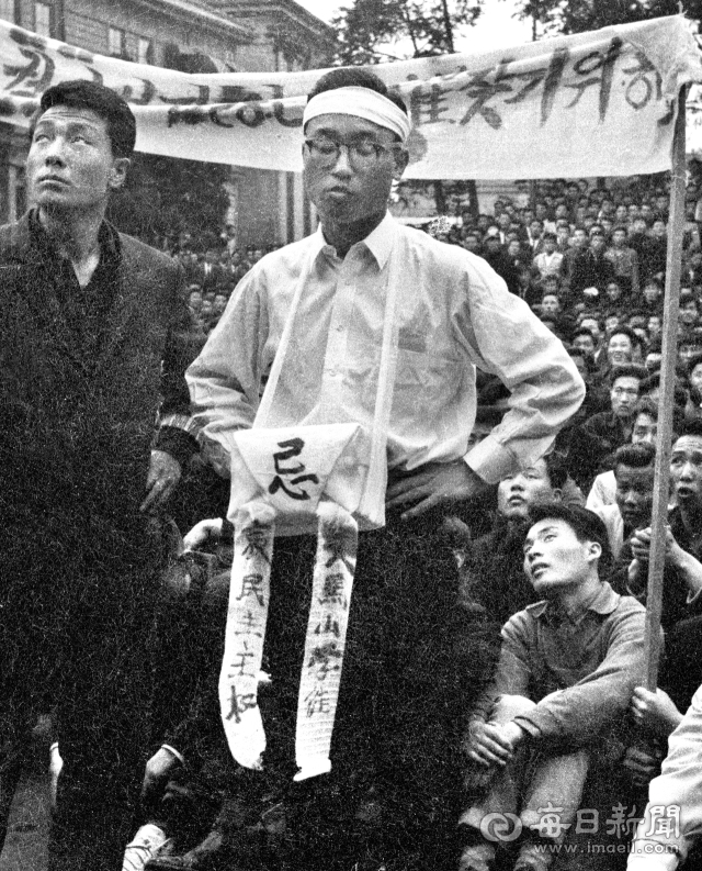 1960년 4월 19일 상주(喪主)를 자처해 흰 와이셔츠 차림에 '忌(기)'라고 쓴 김주열 군 모의 유해를 목에 걸고 데모대 선두에 섰던 경북대생. 사진=매일아카이빙센터