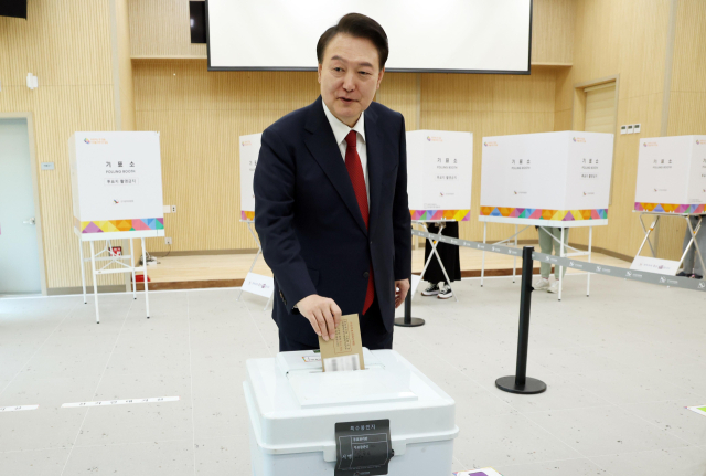 윤석열 대통령이 제22대 국회의원선거 사전투표가 시작된 5일 부산 강서구 명지1동 행정복지센터 사전투표소에서 투표용지를 투표함에 넣고 있다. 연합뉴스