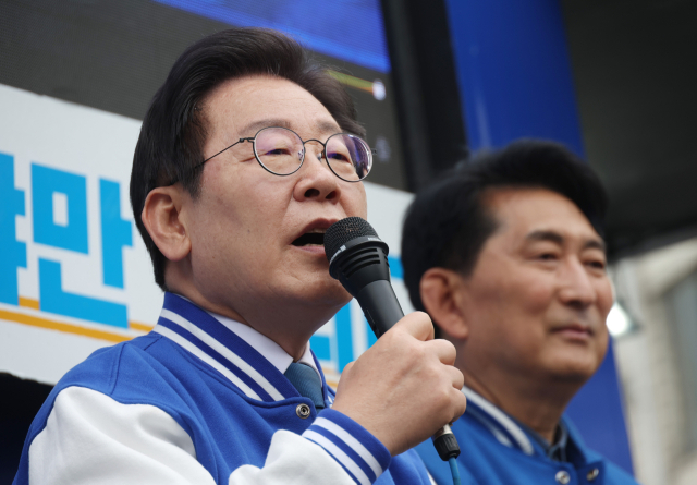 더불어민주당 이재명 대표가 5일 옥천 공설시장 인근에서 이재한 후보 지원 유세를 하고 있다. 연합뉴스