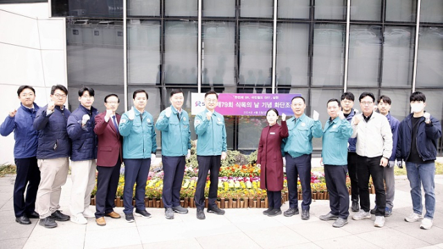 수서고속철도(SRT) 운영사 에스알(SR)은 제79회 식목일을 맞아 5일 SRT 수서역 광장에 화분 1천600개로 화단을 조성하며 친환경 역사 만들기에 나섰다. 2024.4.5. SR 제공