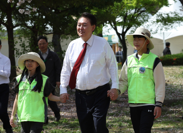 윤석열 대통령이 식목일인 5일 부산 강서구 명지근린공원에서 열린 제79회 식목일 기념행사에서 어린이들과 함께 나무를 심기 위해 이동하고 있다. 연합뉴스