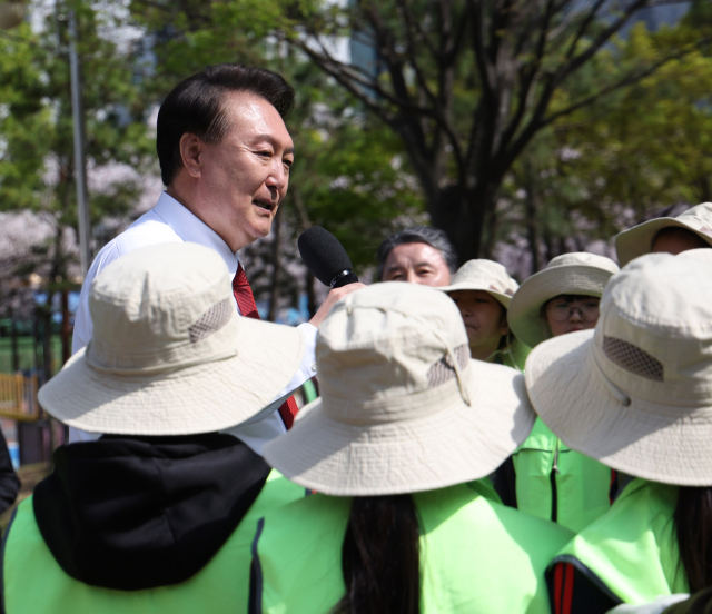 윤석열 대통령이 식목일인 5일 부산 강서구 명지근린공원에서 열린 제79회 식목일 기념행사에서 참석한 어린이들을 향해 격려의 말을 전하고 있다. 연합뉴스