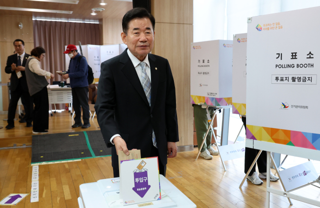 김진표 국회의장이 5일 오전 서울 영등포구 여의동주민센터에 마련된 제22대 국회의원선거 사전투표소에서 투표를 하고 있다. 연합뉴스