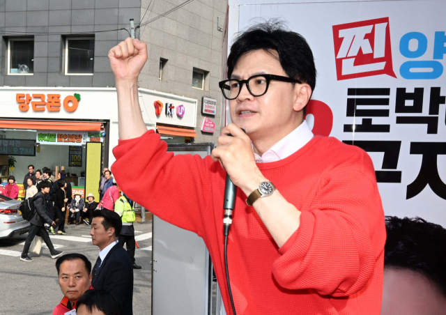 국민의힘 한동훈 비상대책위원장 겸 총괄선대위원장이 5일 서울 양천구 목동깨비시장 앞에서 구자룡(양천구갑) 후보 지원 유세를 하고 있다. 연합뉴스