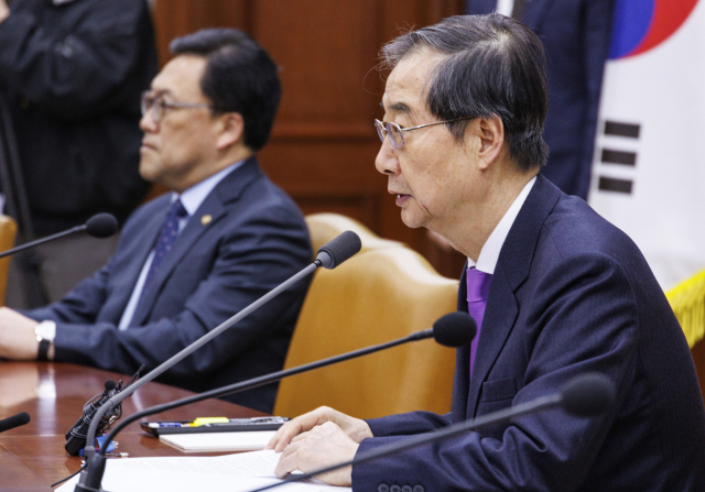 한덕수 국무총리가 5일 오후 서울 종로구 정부서울청사에서 열린 국정 현안 관계 장관회의에 참석해 의제를 설명하고 있다. 연합뉴스