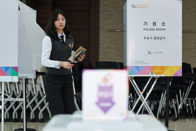 제22대 국회의원선거 사전투표가 시작된 5일 오후 한 삼일공업고등학교 학생이 경기도 수원시 장안구 연무동행정복지센터에 마련된 사전투표소에서 투표하고 있다. 연합뉴스