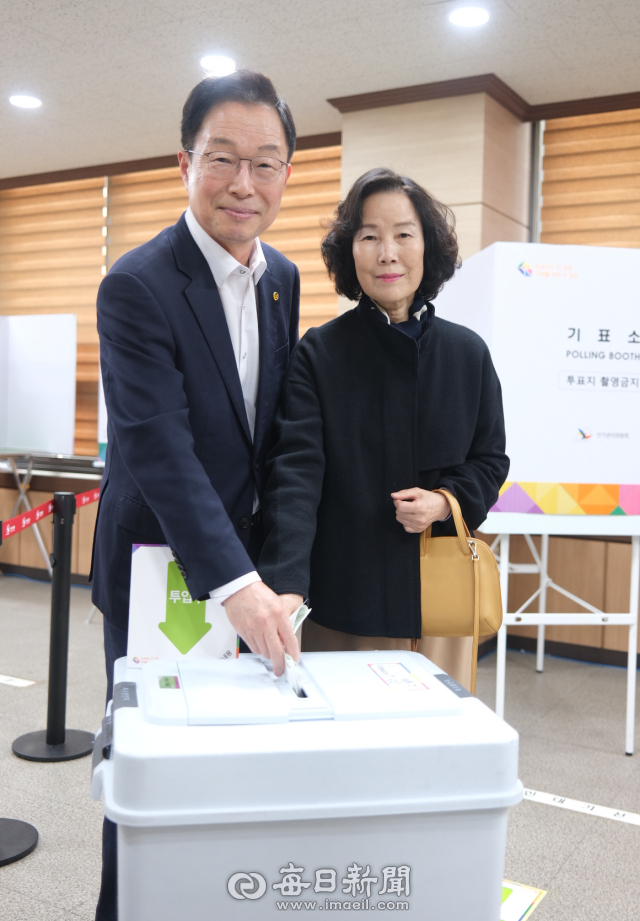 임종식 경북도교육감이 6일 부인 심귀순 여사와 경북 안동시 송하동행정복지센터 사전투표장을 찾아 투표권을 행사하고 있다. 김영진 기자