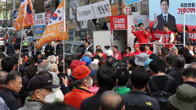 국민의힘 한동훈 비상대책위원장이 5일 서울 양천구 목동에서 구자룡 후보 지원유세를 하고 있다. 연합뉴스