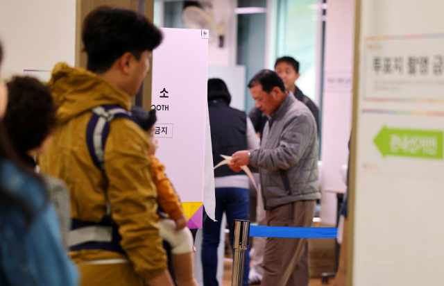 제22대 국회의원 선거 사전투표 둘째날인 6일 오전 광주 남구 주월동 통합거점경로당에 마련된 사전투표소에서 유권자들이 사전투표를 하고 있다. 연합뉴스