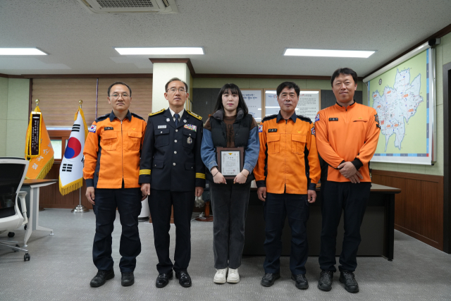 칠곡소방서는 화재진압 유공자 라세은(사진 중앙) 대리에게 표창장을 수여했다. 칠곡소방서 제공