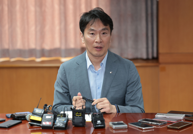 이복현 금융감독원장이 3일 오전 서울 영등포구 금융감독원에서 열린 금융감독원-네이버 업무협약식을 마친 뒤 취재진과 만나 백브리핑을 하고 있다. 연합뉴스