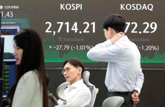 5일 오후 서울 중구 하나은행 본점 딜링룸 전광판에 코스피 지수 등이 표시돼 있다. 이날 코스피 지수는 전 거래일 대비 27.79포인트 내린 2,714.21에, 코스닥은 10.61포인트(1.20%) 내린 872.29에 장을 마감했다. 연합뉴스