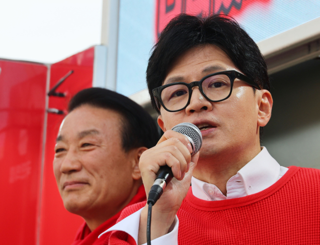 국민의힘 한동훈 비상대책위원장 겸 총괄 선거대책위원장이 6일 경남 거제시 고현사거리에서 서일준 후보의 지지를 호소하고 있다. 연합뉴스