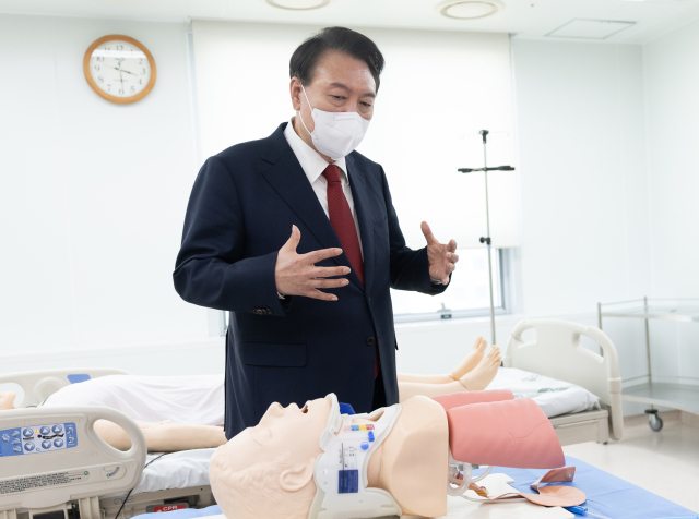 윤석열 대통령이 지난 5일 부산시 서구 부산대병원 권역외상센터를 찾아 시뮬레이션센터 시설을 점검했다. 연합뉴스