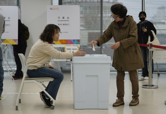 제22대 국회의원선거 사전투표 둘째날인 6일 오전 대구 수성구 두산동행정복지센터에 마련된 사전투표소에서 유권자가 투표를 하고 있다. 김영진 기자 kyjmaeil@imaeil.com
