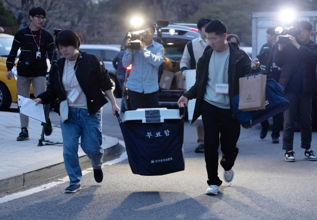 제22대 국회의원선거 사전투표 마지막 날인 6일 서울 종로구선관위로 투표함이 옮겨지고 있다. 이날 중앙선거관리위원회는 사전투표가 마감된 오후 6시 기준 투표율이 31.28%로 잠정 집계됐다고 밝혔다. 연합뉴스