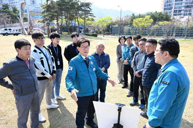 정종복 기장군수(가운데)가 정관읍 중앙공원에서 지하저류시설 설치 계획을 점검하고 있다. [사진=기장군]