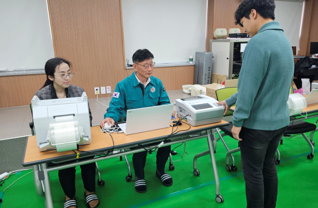 최영호 창녕부군수가 4일 관내에 설치된 사전투표소를 직접 점검하고 있다. 창녕군 제공