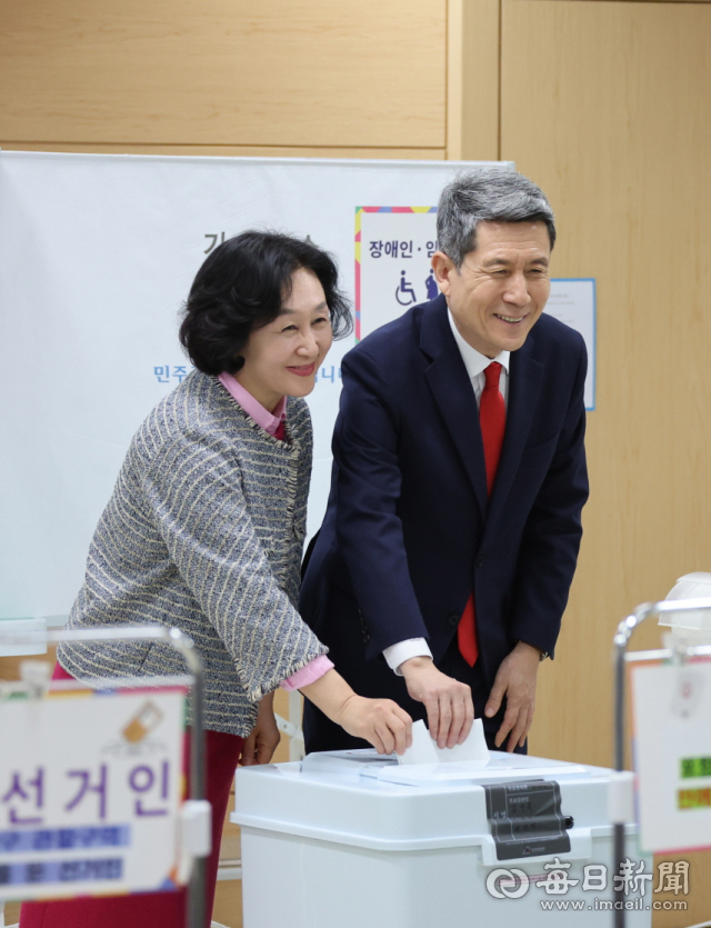 이강덕 포항시장과 배우자인 최혜련 여사가 지난 5일 사전투표를 진행하고 있다. 포항시 제공