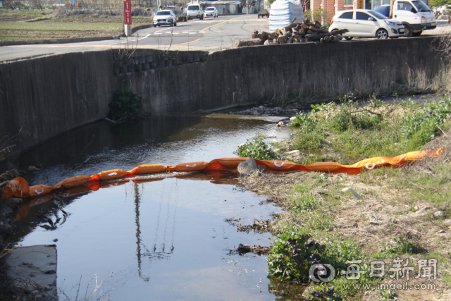 포항시 남구 오천읍의 한 하천에 인근 '캠프무적'서 흘러나온 기름을 방제하기 위한 오일펜스가 처져 있다. 독자 제공