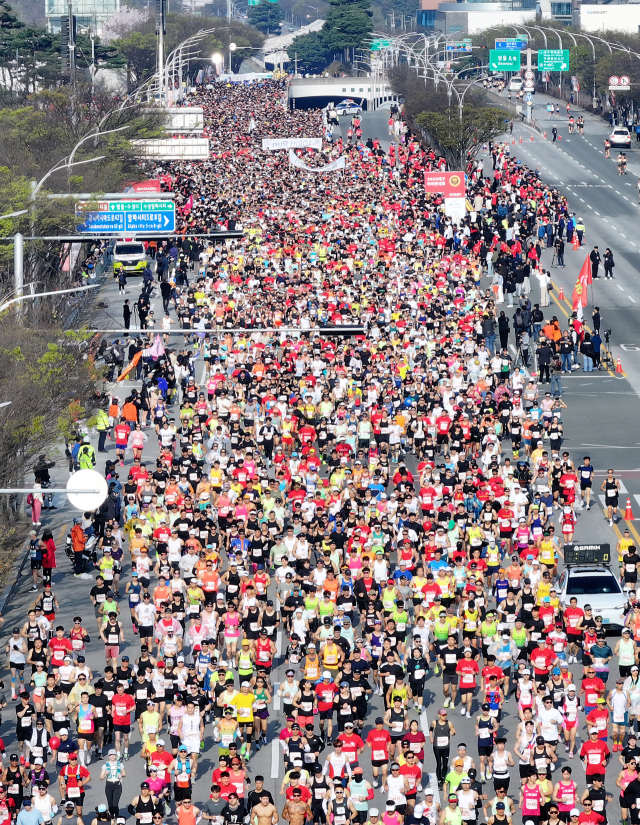 7일 오전 대구 수성구 대구스타디움에서 열린 '2024 대구국제마라톤'에서 참가자들이 힘차게 출발하고 있다. 이번 대회에는 17개국 160여명의 정상급 엘리트 선수와 55개국 2만8천여 명의 마라톤 동호인, 시민 등이 참가했다. 연합뉴스