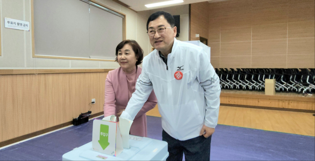 주낙영 경주시장이 6일 오전 배우자와 함께 보덕동 사전투표장을 찾아 투표를 하고 있다. 경주시 제공
