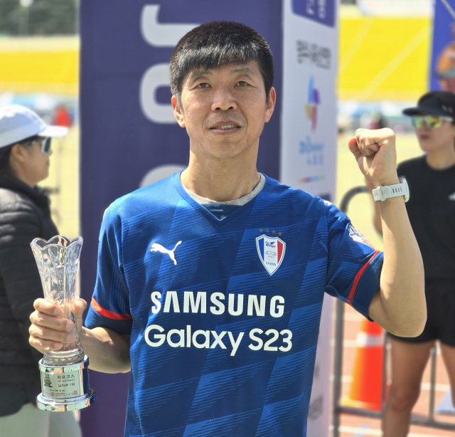 2024 영주소백산마라톤대회 하프코스 남자 1위를 달성한 김용범 씨가 우승 트로피를 들고 화이팅 포즈를 취하고 있다. 김영진 기자