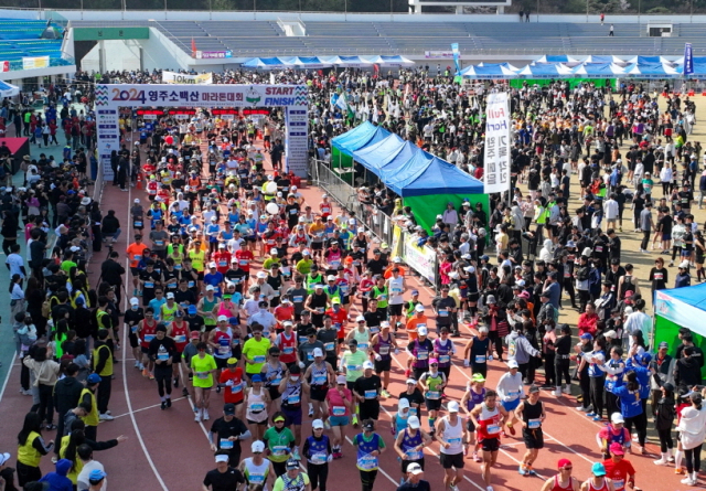 지난해 소백산마라톤대회 참가자들이 출발 신호에 맞춰 힘차게 달려 나가고 있다. 마경대 기자