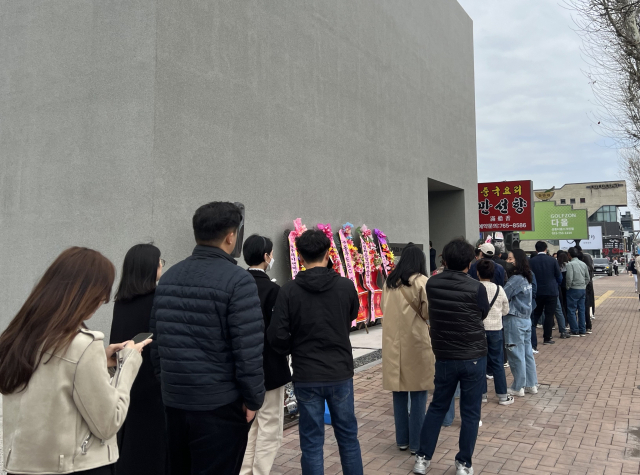 5일 오전 대구 수성구 상동에 자리잡은 범어아이파크 1차 견본주택에 개관 전부터 입장을 기다리는 사람들이 긴 줄을 형성했다. 구민수 기자