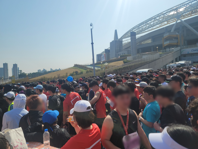 7일 오전 10시쯤 대구 수성구 대구스타디움 일대에서 10㎞·5㎞ 코스를 완주한 참가자들이 메달과 간식들을 받기 위해 기다리고 있다. 박성현 기자