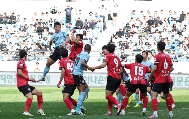 7일 대구 DGB대구은행파크에서 열린 프로축구 하나은행 K리그1 2024 대구FC와 서울FC의 경기. 코너킥 상황에서 선수들이 볼 다툼을 벌이고 있다. 연합뉴스