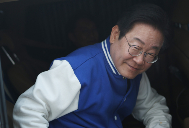 더불어민주당 이재명 대표가 7일 서울 서초구를 방문, 홍익표 후보 지원유세를 마치고 차에 오르고 있다. 연합뉴스