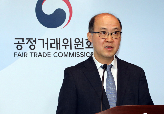 공정거래위원회 황원철 카르텔조사국장이 5일 정부세종청사에서 24개 건설사가 발주한 빌트인 특판 가구 구매 입찰에서 총 31개 사업자가 사전에 낙찰예정자 또는 입찰가격 등을 합의한 행위에 대해 시정명령 및 과징금 총 931억 원(잠정 금액)을 부과하기로 결정했다고 밝히고 있다. 연합뉴스