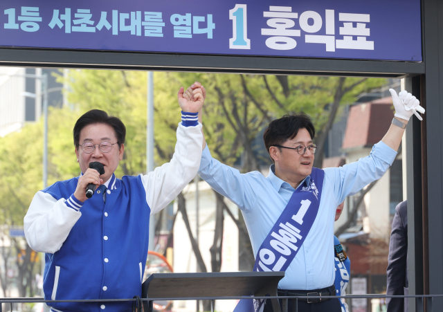 더불어민주당 이재명 대표가 7일 서울 서초구를 방문, 홍익표 후보 지원유세를 하고 있다. 연합뉴스