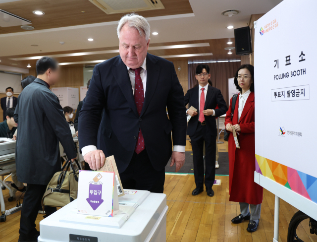 4·10 총선 사전투표가 시작된 5일 오전 서울 여의동주민센터에서 국민의힘 비례대표 위성정당인 국민의미래 인요한 선거대책위원장이 투표함에 투표용지를 넣고 있다. 연합뉴스