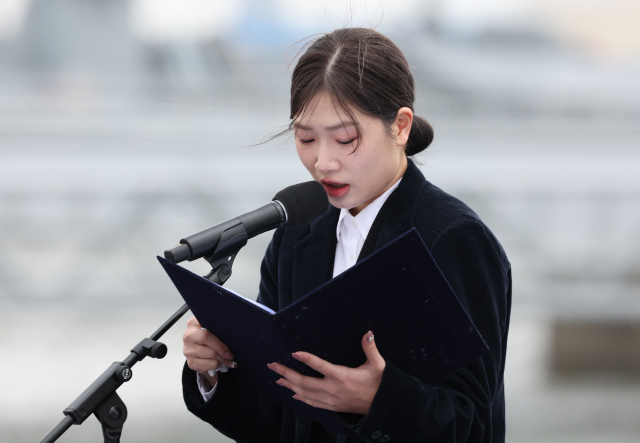 지난 3월 22일 경기도 평택 소재 해군 제2함대사령부에서 거행된 제9회 서해수호의날 기념식에서 천안함 피격 고(故) 김태석 원사의 자녀 김해봄 씨가 