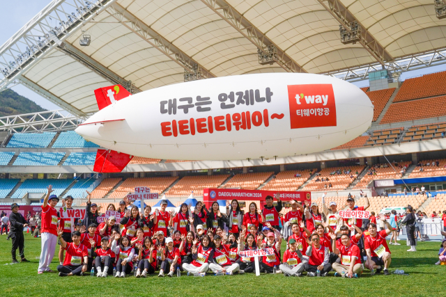 지난 7일 대구스타디움 경기장. 대구국제마라톤대회에 참여한 티웨이항공 임직원들이 기념촬영을 하고 있다. 티웨이항공 제공
