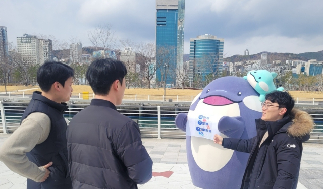 북항 재개발 친수공원에서 걷기 챌린지에 참여한 직원들을 대상으로 부산항만공사 마스코트 해범이가 건강한 생활습관을 홍보하고 있다. [사진=BPA]