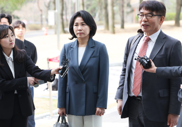 2022년 제20대 대통령 선거와 관련한 공직선거법 위반 혐의로 재판에 넘겨진 더불어민주당 이재명 대표의 배우자 김혜경 씨가 8일 오전 경기도 수원시 영통구 수원지방법원에서 열린 2차 공판에 출석하고 있다. 연합뉴스