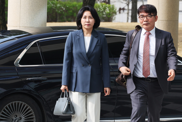 2022년 제20대 대통령 선거와 관련한 공직선거법 위반 혐의로 재판에 넘겨진 더불어민주당 이재명 대표의 배우자 김혜경 씨가 8일 오전 경기도 수원시 영통구 수원지방법원에서 열린 2차 공판에 출석하고 있다. 연합뉴스
