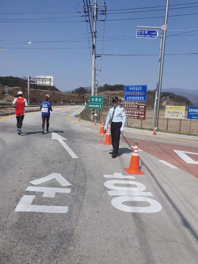 자원봉사자들이 소백산마라톤 대회가 열리는 주로에서 안전을 책임지고 있다. 마경대 기자