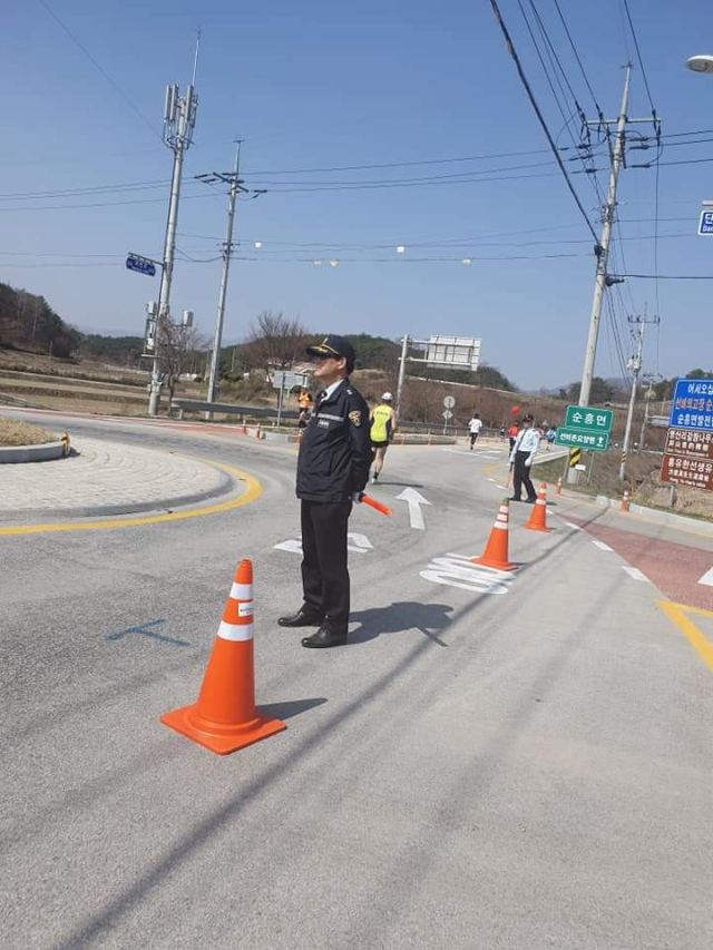 자원봉사자들이 소백산마라톤 대회가 열리는 주로에서 안전을 책임지고 있다. 마경대 기자